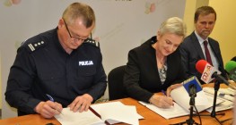 prezydent Sabina Nowosielska i komendant powiatowy policji Dariusz Szelwicki podpisują umowę o dofinansowaniu policji z budżetu gminy Kędzierzyn-Koźle